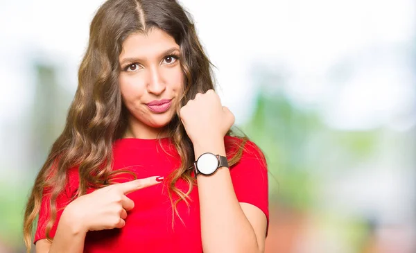 Junge Schöne Frau Lässigem Shirt Eile Zeigt Auf Die Zeit — Stockfoto