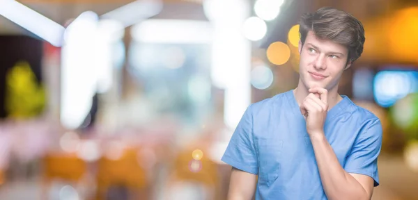 Joven Médico Vistiendo Uniforme Médico Sobre Fondo Aislado Con Mano —  Fotos de Stock