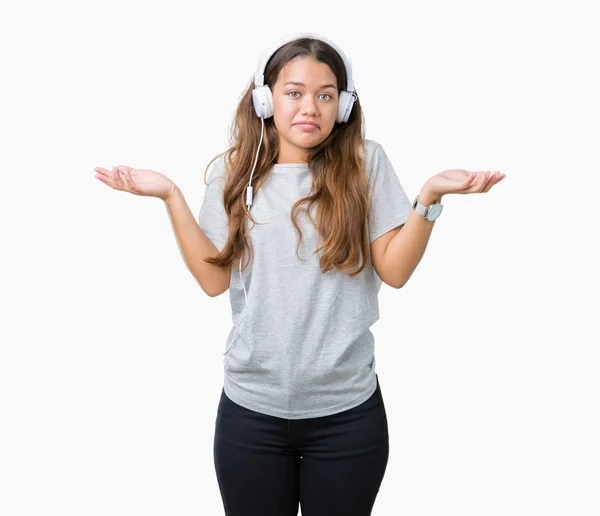 Joven Mujer Hermosa Con Auriculares Escuchando Música Sobre Fondo Aislado —  Fotos de Stock