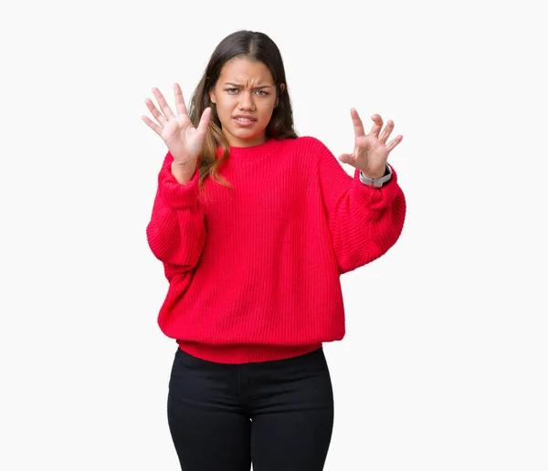 Junge Schöne Brünette Frau Rotem Winterpullover Über Isoliertem Hintergrund Ängstlich — Stockfoto