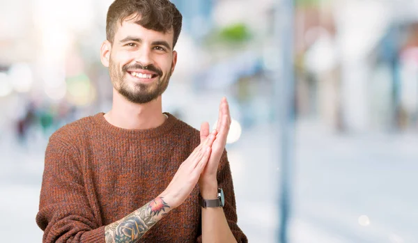 Jóképű Fiatalember Visel Téli Pulóver Felső Elszigetelt Háttér Clapping Tapsolt — Stock Fotó