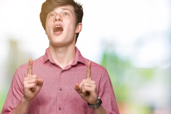 Joven Hombre Negocios Guapo Sobre Fondo Aislado Sorprendido Sorprendido Mirando — Foto de Stock