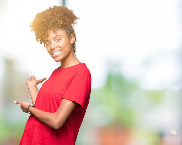 Vackra Unga Afroamerikanska Kvinnan Över Isolerade Bakgrund Inbjudande För Att — Stockfoto
