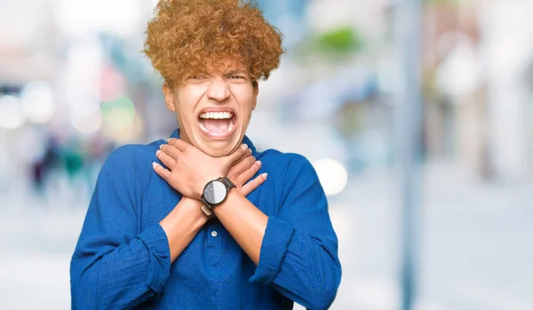 Homem Elegante Bonito Jovem Com Cabelo Afro Gritando Sufocar Porque — Fotografia de Stock