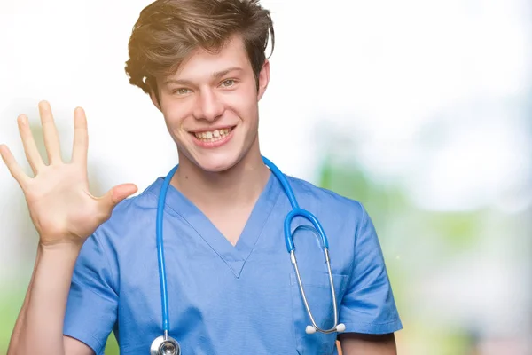 Νεαρός Γιατρός Φορώντας Ιατρική Στολή Πάνω Από Απομονωμένες Φόντο Και — Φωτογραφία Αρχείου