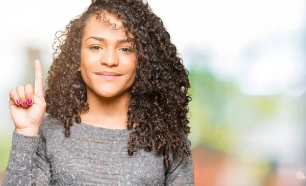 Jeune Belle Femme Aux Cheveux Bouclés Portant Pull Gris Montrant — Photo