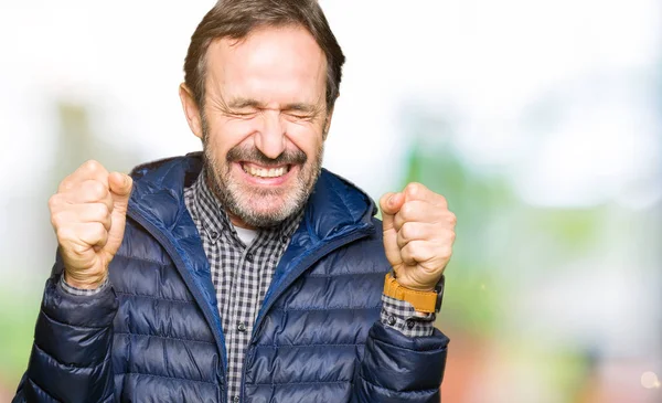 Ein Gutaussehender Mann Mittleren Alters Wintermantel Fiebert Dem Erfolg Entgegen — Stockfoto