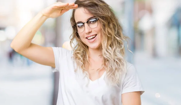 Vacker Ung Blond Kvinna Bär Glasögon Över Isolerade Bakgrund Gestikulerande — Stockfoto