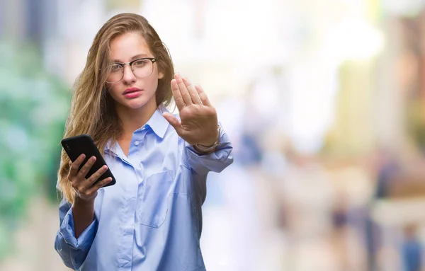 Jonge Mooie Blonde Zakenvrouw Smartphone Geïsoleerde Achtergrond Met Open Hand — Stockfoto