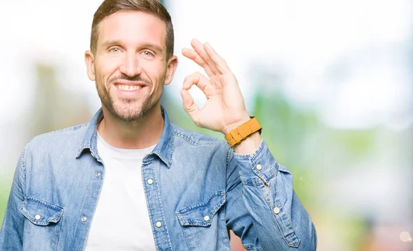 Homem Bonito Com Olhos Azuis Barba Vestindo Jaqueta Ganga Sorrindo — Fotografia de Stock