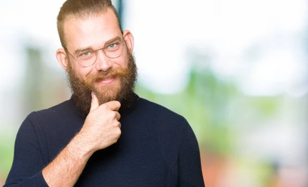 Joven Hombre Rubio Con Gafas Suéter Cuello Alto Que Mira —  Fotos de Stock