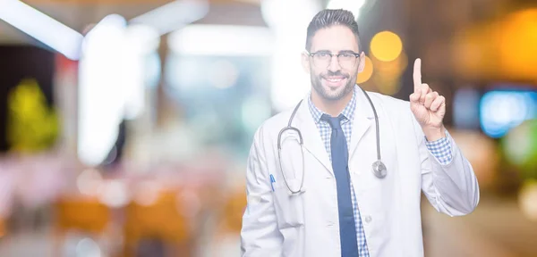 Guapo Joven Doctor Hombre Sobre Aislado Fondo Mostrando Señalando Hacia — Foto de Stock