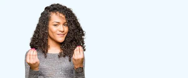 Junge Schöne Frau Mit Lockigem Haar Trägt Grauen Pullover Macht — Stockfoto