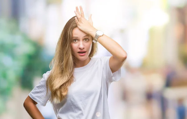 Ung Vacker Blond Kvinna Som Bär Casual Vit Shirt Över — Stockfoto