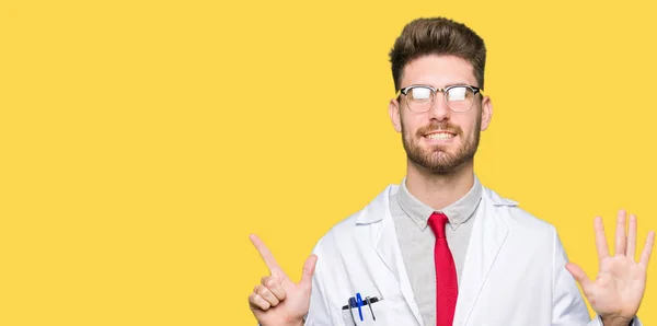 Jovem Cientista Bonito Homem Usando Óculos Mostrando Apontando Para Cima — Fotografia de Stock