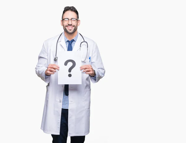 Schöner Junger Arzt Mit Papier Mit Fragezeichen Vor Isoliertem Hintergrund — Stockfoto