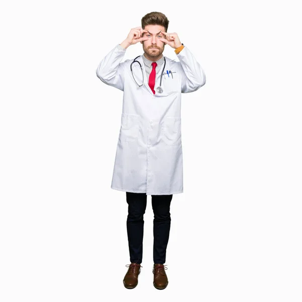 Νεαρός Γιατρός Όμορφος Άνθρωπος Φορώντας Ιατρική Παλτό Προσπαθεί Ανοίξει Μάτια — Φωτογραφία Αρχείου