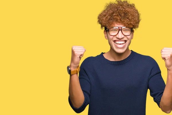 Mladý Pohledný Muž Afro Brýle Slaví Překvapil Ohromilo Pro Úspěch — Stock fotografie