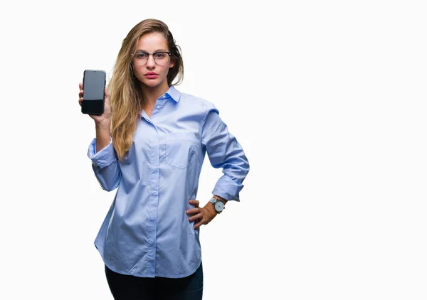 Młody Piękny Biznes Blond Kobieta Pokazano Ekran Smartphone Białym Tle — Zdjęcie stockowe