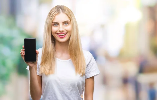 Genç Güzel Sarışın Kadın Smartphone Ayakta Diş Gösterilen Kendine Güvenen — Stok fotoğraf