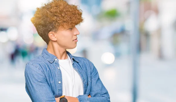 Junger Gutaussehender Mann Mit Afrohaaren Jeansjacke Lächelnd Zur Seite Blickend — Stockfoto