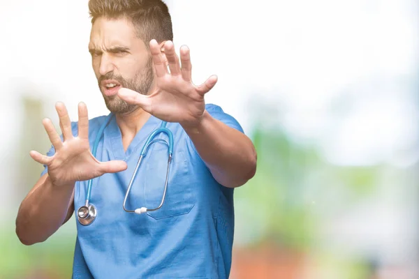 Schöner Junger Arzt Chirurg Mann Mit Isoliertem Hintergrund Ängstlich Und — Stockfoto