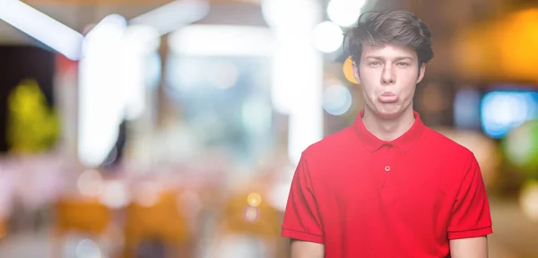 Jóképű Fiatalember Visel Piros Póló Felső Elszigetelt Háttér Depressziós Aggódik — Stock Fotó