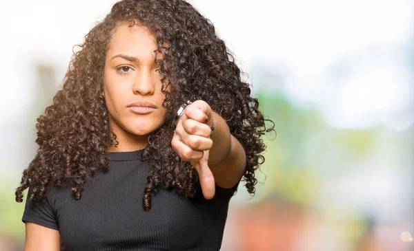 Jeune Belle Femme Aux Cheveux Bouclés Regardant Malheureux Colère Montrant — Photo