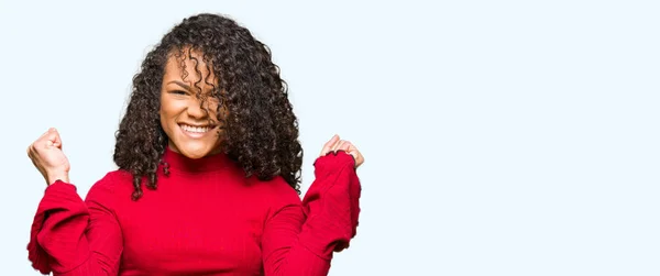 Jeune Belle Femme Aux Cheveux Bouclés Célébrant Surpris Étonnés Succès — Photo