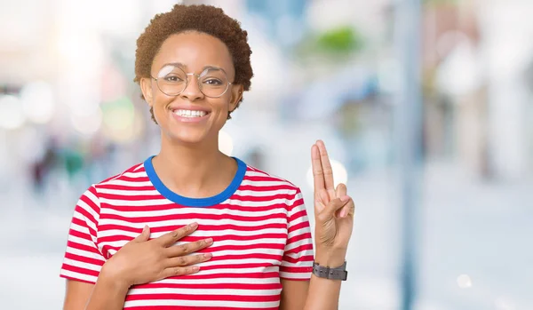 Vackra Unga Afroamerikanska Kvinnan Bär Glasögon Över Isolerade Bakgrund Att — Stockfoto