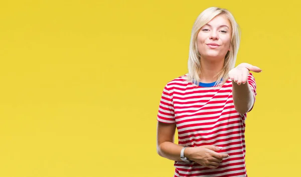 Jonge Mooie Blonde Vrouw Geïsoleerde Achtergrond Kijken Naar Camera Een — Stockfoto