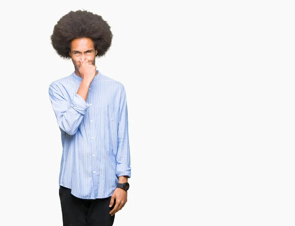 非洲青年美国人 一头非洲头发 闻起来臭气熏天 令人无法忍受的气味 用手指在鼻子上屏住呼吸 难闻的气味概念 — 图库照片