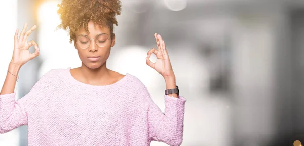 Hermosa Mujer Afroamericana Joven Con Gafas Sobre Fondo Aislado Relajarse —  Fotos de Stock