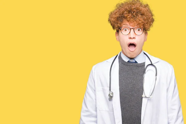 Νεαρός Γιατρός Όμορφος Άνθρωπος Φορώντας Ιατρική Παλτό Φοβάται Και Σοκαρισμένος — Φωτογραφία Αρχείου