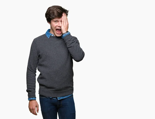 Joven Hombre Elegante Guapo Sobre Fondo Aislado Cubriendo Ojo Con — Foto de Stock