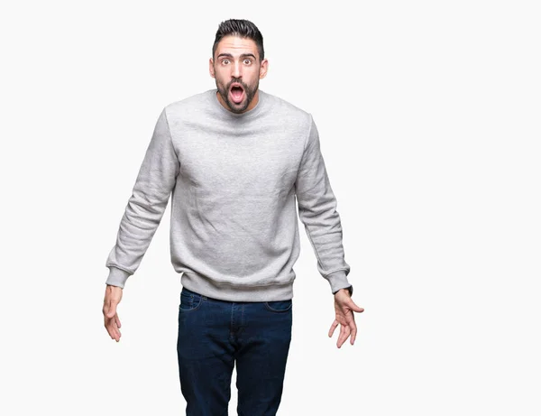 Jovem Homem Bonito Vestindo Camisola Sobre Fundo Isolado Face Choque — Fotografia de Stock