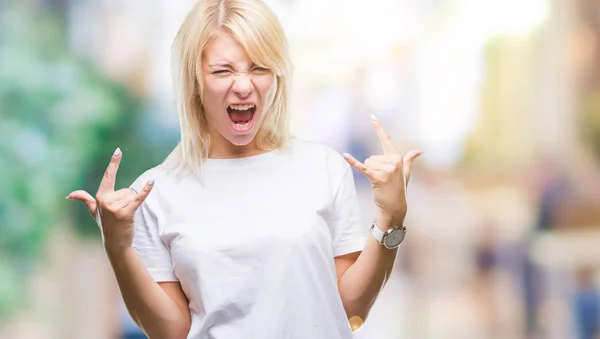 Mladá Krásná Blondýna Žena Nosí Bílé Tričko Izolované Pozadí Křičí — Stock fotografie