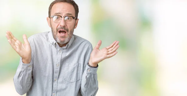 Guapo Mediana Edad Elegante Hombre Mayor Con Gafas Sobre Fondo —  Fotos de Stock