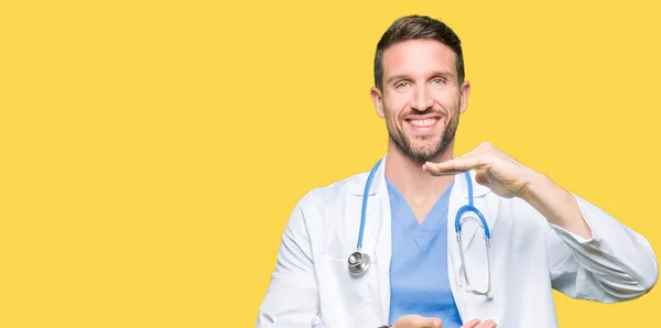 Stilig Läkare Man Bär Medicinsk Uniform Över Isolerade Bakgrund Gestikulerande — Stockfoto