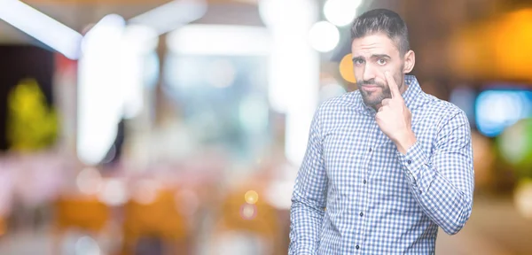 Joven Hombre Guapo Sobre Fondo Aislado Señalando Vista Observando Gesto — Foto de Stock