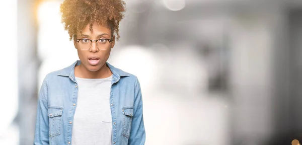 Mooie Jonge African American Vrouw Het Dragen Van Bril Geïsoleerde — Stockfoto