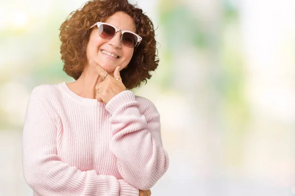 Die Schöne Seniorin Mittleren Alters Trägt Rosa Pullover Und Sonnenbrille — Stockfoto