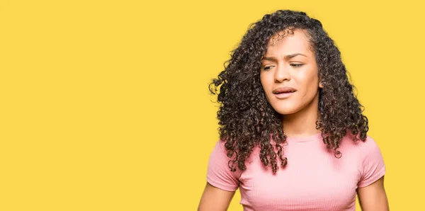 Mujer Hermosa Joven Con Pelo Rizado Usando Camiseta Rosa Con —  Fotos de Stock