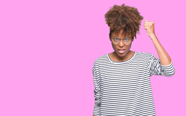 美丽的年轻非洲裔美国妇女戴眼镜在孤立的背景愤怒和疯狂的提高拳头沮丧和愤怒 而愤怒地喊 愤怒和进取的概念 — 图库照片