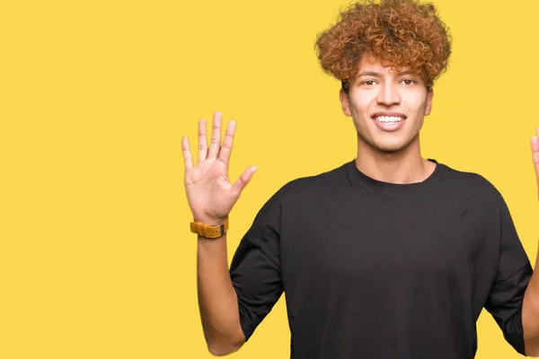 Jonge Knappe Man Met Afro Haar Dragen Van Zwarte Shirt — Stockfoto