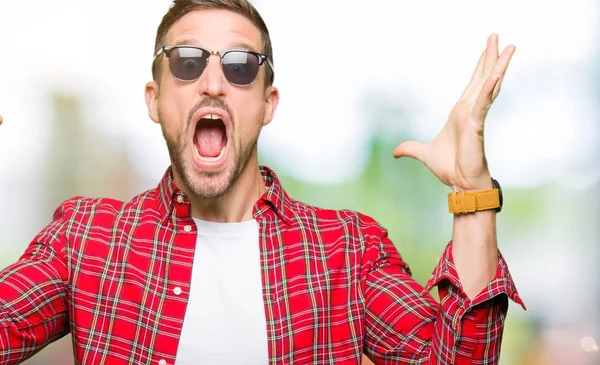 Bonito Homem Vestindo Óculos Sol Moda Celebrando Louco Espantado Pelo — Fotografia de Stock