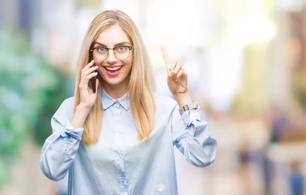 Giovane Bella Donna Affari Bionda Che Chiama Smartphone Sfondo Isolato — Foto Stock