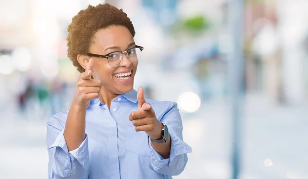 Unga Vackra Afroamerikansk Affärskvinna Över Isolerade Bakgrund Pekande Fingrar Till — Stockfoto