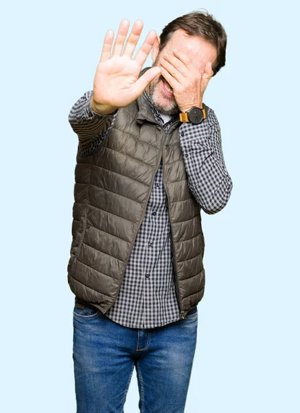 Μέση Ηλικία Όμορφος Άνδρας Φορώντας Χειμώνα Γιλέκο Που Καλύπτουν Μάτια — Φωτογραφία Αρχείου
