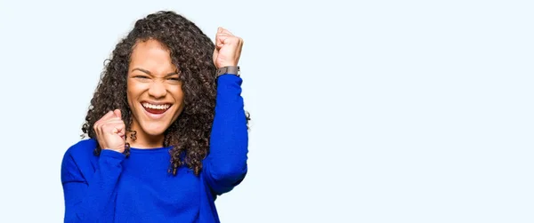 Mujer Hermosa Joven Con Pelo Rizado Usando Suéter Invierno Emocionado — Foto de Stock